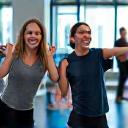 Büromitarbeiter nehmen an einer kurzen Fitnessübung im Büro teil
