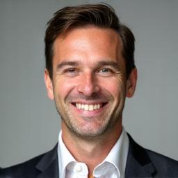 Porträt von Maximilian Weber, Cheftrainer mit einem freundlichen Lächeln.