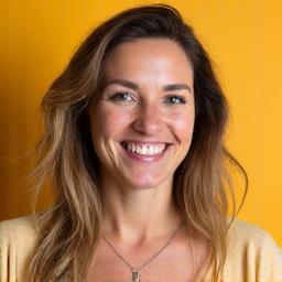 Porträt von Sara Richter, Ernährungsberaterin mit einem warmen Lächeln.